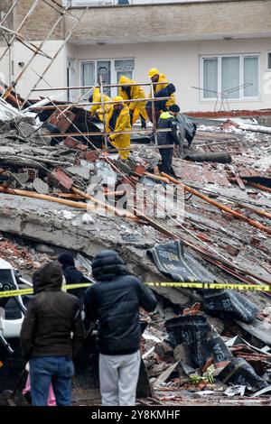 Gaziantep, Türkei. Februar 2023. Rettungseinsätze werden durchgeführt, um Menschen zu retten, die unter den Trümmern in Gaziantep gefangen sind, nachdem ein Erdbeben der Stärke 7,8 in der Südtürkei stattgefunden hatte. Nach Angaben türkischer Beamter wurden in der Türkei nach dem Beben am Montag mindestens 284 Menschen getötet und mehr als 2300 verletzt. Das Erdbeben traf auch Nordwest-Syrien, wo 230 Menschen ums Leben kamen Stockfoto