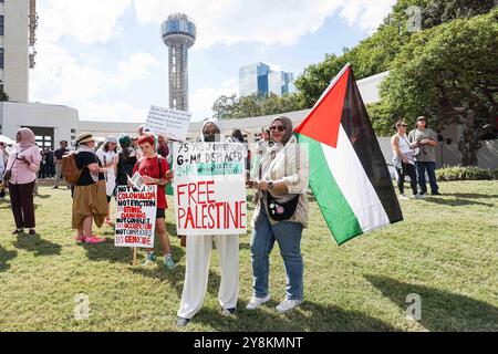 Demonstration in Solidarität mit Palästina nach einem Jahr des Gaza-Israel-Krieges halten Frauen eine palästinensische Flagge während einer Demonstration zur Solidarität mit dem palästinensischen Volk auf der Grassy Knoll, um den ersten Jahrestag des Krieges zwischen Israel und Palästina zu feiern, der Tausende unschuldiger Menschen das Leben gekostet hat. 5. Oktober 2024 in Dallas, Texas. Foto: Javier Vicencio / Eyepix Group Dallas Texas Vereinigte Staaten Copyright: XJavierxVicenciox Stockfoto