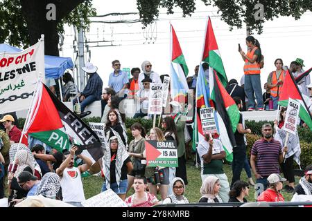 Demonstration in Solidarität mit Palästina nach einem Jahr des Gaza-Israel-Krieges nehmen Hunderte Menschen an einer Demonstration in Solidarität mit dem palästinensischen Volk im Grassy Knoll Teil, um den ersten Jahrestag des Krieges zwischen Israel und Palästina zu begehen, der Tausende unschuldiger Menschen das Leben gekostet hat. 5. Oktober 2024 in Dallas, Texas. Dallas Texas Vereinigte Staaten Copyright: XJavierxVicenciox Stockfoto