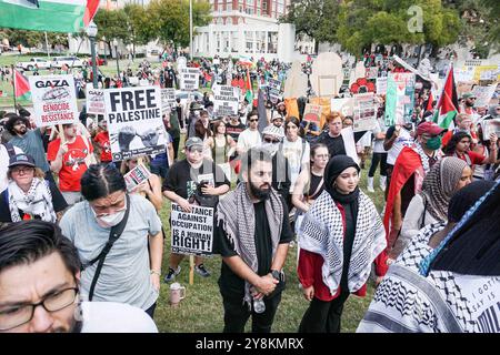 Demonstration in Solidarität mit Palästina nach einem Jahr des Gaza-Israel-Krieges nehmen Hunderte Menschen an einer Demonstration in Solidarität mit dem palästinensischen Volk im Grassy Knoll Teil, um den ersten Jahrestag des Krieges zwischen Israel und Palästina zu begehen, der Tausende unschuldiger Menschen das Leben gekostet hat. 5. Oktober 2024 in Dallas, Texas. Dallas Texas Vereinigte Staaten Copyright: XJavierxVicenciox Stockfoto