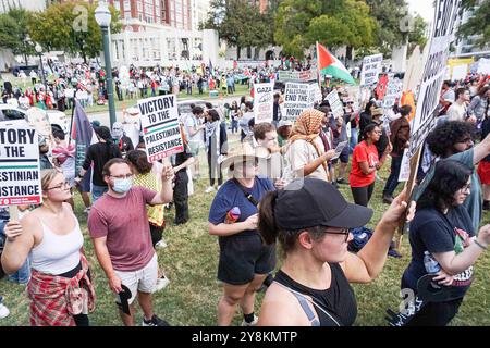 Demonstration in Solidarität mit Palästina nach einem Jahr des Gaza-Israel-Krieges nehmen Hunderte Menschen an einer Demonstration in Solidarität mit dem palästinensischen Volk im Grassy Knoll Teil, um den ersten Jahrestag des Krieges zwischen Israel und Palästina zu begehen, der Tausende unschuldiger Menschen das Leben gekostet hat. 5. Oktober 2024 in Dallas, Texas. Dallas Texas Vereinigte Staaten Copyright: XJavierxVicenciox Stockfoto