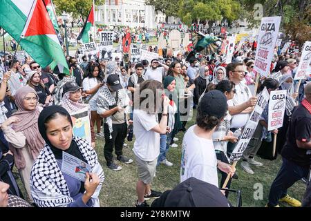 Demonstration in Solidarität mit Palästina nach einem Jahr des Gaza-Israel-Krieges nehmen Hunderte Menschen an einer Demonstration in Solidarität mit dem palästinensischen Volk im Grassy Knoll Teil, um den ersten Jahrestag des Krieges zwischen Israel und Palästina zu begehen, der Tausende unschuldiger Menschen das Leben gekostet hat. 5. Oktober 2024 in Dallas, Texas. Dallas Texas Vereinigte Staaten Copyright: XJavierxVicenciox Stockfoto