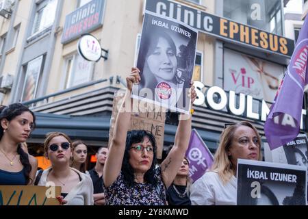 Izmir, Türkei. Oktober 2024. Eine Frau hält während der Demonstration das Porträt von Ikbal Uzuner hoch. Ein Mann namens Semih Celik tötete Aysenur Halil zuerst, indem er ihr die Kehle Schnitt und dann Ikbal Uzuner tötete, indem er ihr die Kehle Schnitt und ihren Kopf von ihrem Körper trennte. Dieser blutstillende Mord schockierte das ganze Land. Der Tod von zwei 19-jährigen jungen Frauen wurde im ganzen Land auf große Reaktionen gestoßen. Wir werden die Femicide-Plattform stoppen organisierte eine Demonstration in Izmir, um gegen die brutalen Morde an Frauen zu protestieren. Quelle: SOPA Images Limited/Alamy Live News Stockfoto