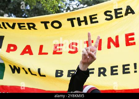 Demonstration in Solidarität mit Palästina nach einem Jahr des Gaza-Israel-Krieges nehmen Hunderte Menschen an einer Demonstration in Solidarität mit dem palästinensischen Volk im Grassy Knoll Teil, um den ersten Jahrestag des Krieges zwischen Israel und Palästina zu begehen, der Tausende unschuldiger Menschen das Leben gekostet hat. 5. Oktober 2024 in Dallas, Texas. Dallas Texas Vereinigte Staaten Copyright: XJavierxVicenciox Stockfoto