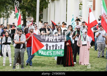 Demonstration in Solidarität mit Palästina nach einem Jahr des Gaza-Israel-Krieges nehmen Hunderte Menschen an einer Demonstration in Solidarität mit dem palästinensischen Volk im Grassy Knoll Teil, um den ersten Jahrestag des Krieges zwischen Israel und Palästina zu begehen, der Tausende unschuldiger Menschen das Leben gekostet hat. 5. Oktober 2024 in Dallas, Texas. Dallas Texas Vereinigte Staaten Copyright: XJavierxVicenciox Stockfoto