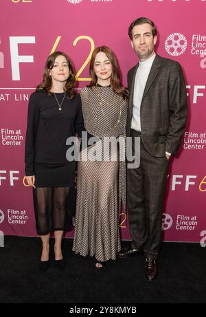 New York, Usa. Oktober 2024. Ali Herting, Emma Stone im Kleid von Louis Vuitton und Dave MaCary nehmen an der Premiere von „A Real Pain“ während des 62. Jährlichen New York Film Festivals in der Alice Tully Hall Teil (Foto: Lev Radin/Pacific Press) Credit: Pacific Press Media Production Corp./Alamy Live News Stockfoto