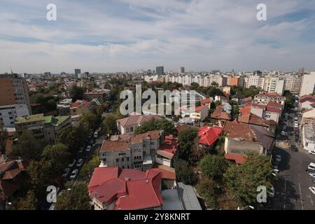 Bukarest, Rumänien - 13. September 2024: Luftblick über Bukarest an einem sonnigen Herbsttag. Stockfoto