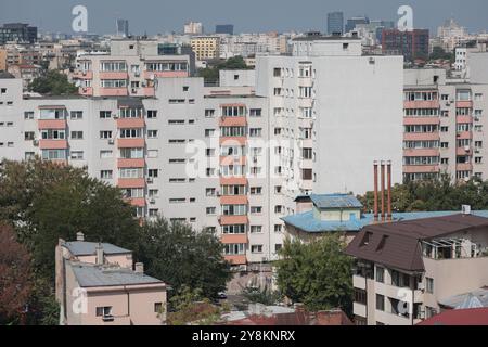 Bukarest, Rumänien - 13. September 2024: Luftblick über Bukarest an einem sonnigen Herbsttag. Stockfoto