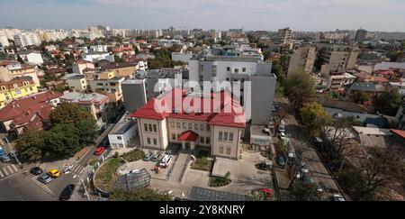 Bukarest, Rumänien - 13. September 2024: Luftblick über Bukarest an einem sonnigen Herbsttag. Stockfoto