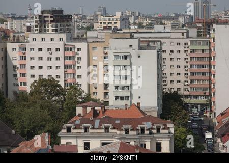 Bukarest, Rumänien - 13. September 2024: Luftblick über Bukarest an einem sonnigen Herbsttag. Stockfoto