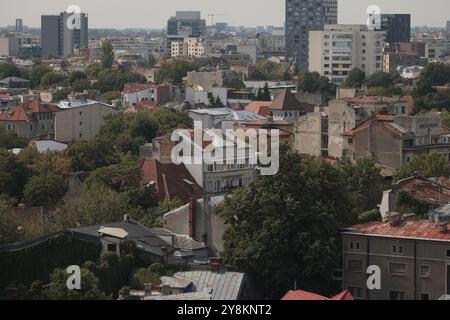 Bukarest, Rumänien - 13. September 2024: Luftblick über Bukarest an einem sonnigen Herbsttag. Stockfoto