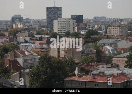 Bukarest, Rumänien - 13. September 2024: Luftblick über Bukarest an einem sonnigen Herbsttag. Stockfoto