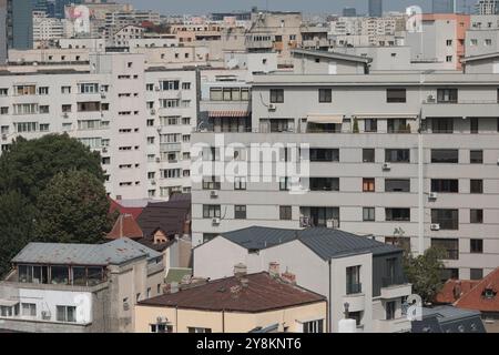 Bukarest, Rumänien - 13. September 2024: Luftblick über Bukarest an einem sonnigen Herbsttag. Stockfoto
