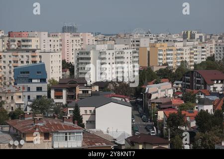 Bukarest, Rumänien - 13. September 2024: Luftblick über Bukarest an einem sonnigen Herbsttag. Stockfoto