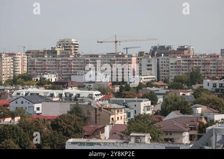 Bukarest, Rumänien - 13. September 2024: Luftblick über Bukarest an einem sonnigen Herbsttag. Stockfoto