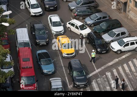 Bukarest, Rumänien - 13. September 2024: Luftaufnahme über den starken Verkehr in Bukarest. Stockfoto