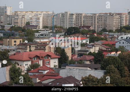 Bukarest, Rumänien - 13. September 2024: Luftblick über Bukarest an einem sonnigen Herbsttag. Stockfoto