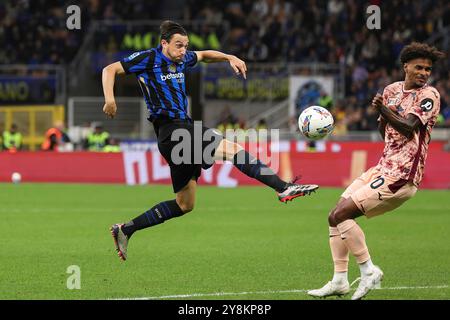 Mailand, Italien. Oktober 2024. Italien, Mailand, 2024 10 05: Matteo Darmian (FC Inter) erzielte in der ersten Halbzeit fast einen Treffer während des Fußballspiels FC Inter gegen Torino FC, Serie A Tim 2024-2025 Day 7, San Siro Stadium. Italien, Mailand, 2024 10 05: FC Inter vs Turin FC, Lega Calcio Serie A Tim 2024-2025 Day 7, im San Siro Stadium (Bild: © Fabrizio Andrea Bertani/Pacific Press via ZUMA Press Wire) NUR REDAKTIONELLE VERWENDUNG! Nicht für kommerzielle ZWECKE! Stockfoto