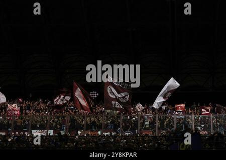 Mailand, Italien. Oktober 2024. Italien, Mailand, 2024 10 05: Anhänger Torinos schwenken die Fahnen und zeigen Banner auf den Tribünen während des Fußballspiels FC Inter gegen Torino FC, Serie A Tim 2024-2025 Day 7, San Siro Stadium. Italien, Mailand, 2024 10 05: FC Inter vs Turin FC, Lega Calcio Serie A Tim 2024-2025 Day 7, im San Siro Stadium (Bild: © Fabrizio Andrea Bertani/Pacific Press via ZUMA Press Wire) NUR REDAKTIONELLE VERWENDUNG! Nicht für kommerzielle ZWECKE! Stockfoto