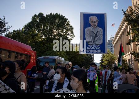 Washington DC, USA. Oktober 2024. Ein großes Bild des israelischen Ministerpräsidenten Benjamin Netanjahu ist mit dem Text "war Criminal" während einer pro-palästinensischen Kundgebung als Teil eines internationalen Aktionstages in der Nähe des Weißen Hauses in Washington DC, USA am 5. Oktober 2024 zu sehen. Gegen 16:00 Uhr marschierten etwa 1.000 aus dem Lafayette Square auf die H Street NW an der Kreuzung der Black Lives Matter Plaza und blockierten die Straße. Quelle: Aashish Kiphayet/Alamy Live News Stockfoto