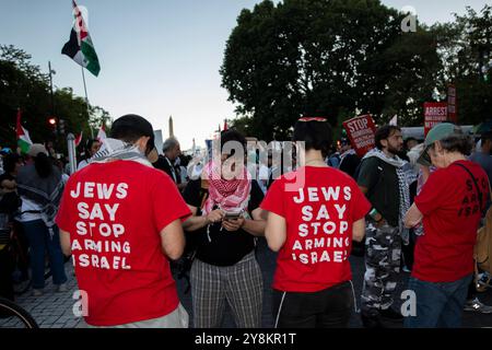 Washington DC, USA. Oktober 2024. Demonstranten tragen rote Hemden mit dem Text „Juden sagen, dass Israel nicht mehr bewaffnet wird“ während einer pro-palästinensischen Kundgebung im Rahmen eines internationalen Aktionstages in der Nähe des Weißen Hauses in Washington DC, USA am 05. Oktober 2024. Gegen 16:00 Uhr marschierten etwa 1.000 aus dem Lafayette Square auf die H Street NW an der Kreuzung der Black Lives Matter Plaza und blockierten die Straße. Quelle: Aashish Kiphayet/Alamy Live News Stockfoto