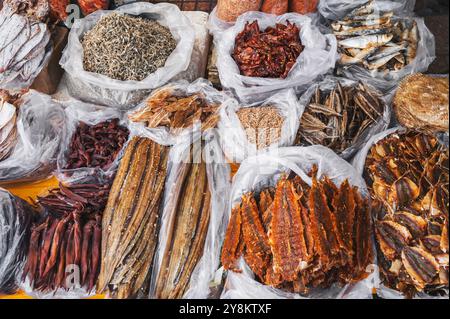 Auswahl an getrocknetem Fisch und Meeresfrüchten auf einem Straßenmarkt in Vietnam in Asien Stockfoto