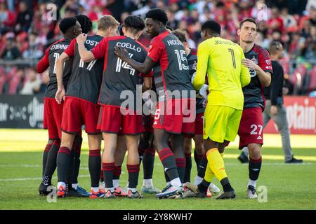 Toronto, Kanada. Oktober 2024. Die Spieler des Toronto FC treffen sich während des MLS-Spiels zwischen Toronto FC und Inter Miami CF im BMO Field. Endresultate; Toronto FC 0-1 Inter Miami CF Credit: SOPA Images Limited/Alamy Live News Stockfoto