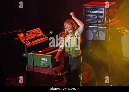 London, Großbritannien. Oktober 2024. LONDON, ENGLAND – 05. OKTOBER: Zia McCabe von The Dandy Warhols trat am 5. Oktober 2024 in London auf. CAP/MAR © MAR/Capital Pictures Credit: Capital Pictures/Alamy Live News Stockfoto