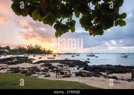 Sonnenuntergang am Strand auf Mauritius. Diese wunderschönen Sonnenuntergänge an solchen Traumstränden finden Sie nur hier Stockfoto