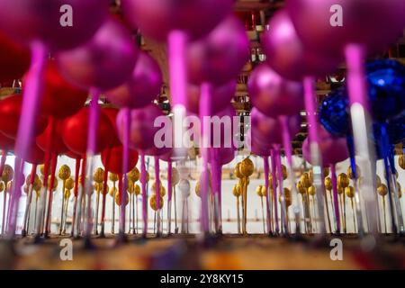 Herstellung von Weihnachtsdekorationen in der Glashütte Koulier in Mrakotin, Region Chrudim, Tschechische Republik, 3. Oktober 2024. (CTK Foto/Josef Vostarek) Stockfoto