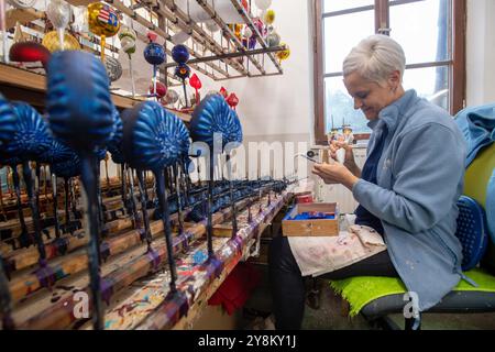 Herstellung von Weihnachtsdekorationen in der Glashütte Koulier in Mrakotin, Region Chrudim, Tschechische Republik, 3. Oktober 2024. (CTK Foto/Josef Vostarek) Stockfoto