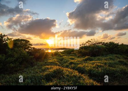 Sonnenuntergang am Strand auf Mauritius. Diese wunderschönen Sonnenuntergänge an solchen Traumstränden finden Sie nur hier Stockfoto