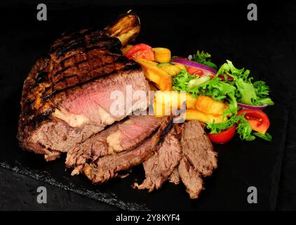 Cote de Boeuf Rib Steak mit Pommes frites Stockfoto