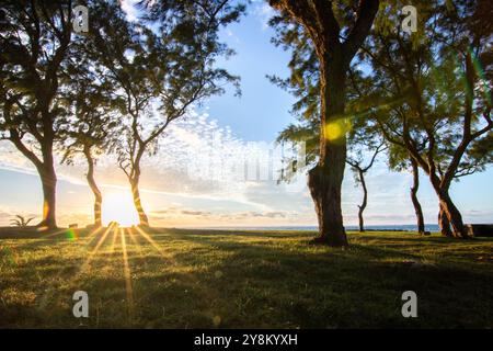 Sonnenuntergang am Strand auf Mauritius. Diese wunderschönen Sonnenuntergänge an solchen Traumstränden finden Sie nur hier Stockfoto