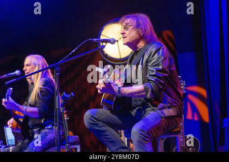 Uwe Hassbecker und Dieter Birr live beim Konzert Maschine intim - Lieder für Generationen mit Uwe Hassbecker in der Stadthalle Krone. Bautzen, 04.10.2024 *** Uwe Hassbecker und Dieter Birr live beim Konzert Maschine intim Lieder für Generationen mit Uwe Hassbecker in der Stadthalle Krone Bautzen, 04 10 2024 Foto:XM.xWehnertx/xFuturexImagex Maschine 4005 Stockfoto