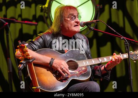 Dieter Birr live beim Konzert Maschine intim - Lieder für Generationen mit Uwe Hassbecker in der Stadthalle Krone. Bautzen, 04.10.2024 *** Dieter Birr live beim Konzert Maschine intim Lieder für Generationen mit Uwe Hassbecker in der Stadthalle Krone Bautzen, 04 10 2024 Foto:XM.xWehnertx/xFuturexImagex Maschine 4017 Stockfoto