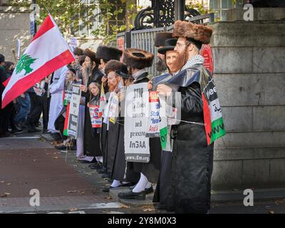 Jüdische Dissidenten mit Plakaten stehen am 4. Oktober 2024 in der Southampton Row, London, England, und nehmen an der Demonstration Teil, um die pro Hamas und Hisbollah muslime in ihrem Krieg gegen Israel zu unterstützen und gegen israelische Angriffe auf muslime im Gazastreifen und im Libanon zu protestieren. Stockfoto