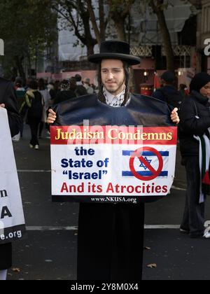 Jüdische Dissidenten mit Plakaten stehen am 4. Oktober 2024 in der Southampton Row, London, England, und nehmen an der Demonstration Teil, um die pro Hamas und Hisbollah muslime in ihrem Krieg gegen Israel zu unterstützen und gegen israelische Angriffe auf muslime im Gazastreifen und im Libanon zu protestieren. Stockfoto