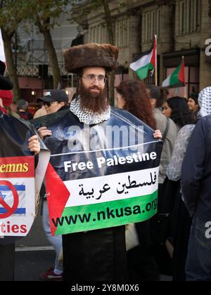 Jüdische Dissidenten mit Plakaten stehen am 4. Oktober 2024 in der Southampton Row, London, England, und nehmen an der Demonstration Teil, um die pro Hamas und Hisbollah muslime in ihrem Krieg gegen Israel zu unterstützen und gegen israelische Angriffe auf muslime im Gazastreifen und im Libanon zu protestieren. Stockfoto