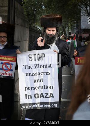 Jüdische Dissidenten mit Plakaten stehen am 4. Oktober 2024 in der Southampton Row, London, England, und nehmen an der Demonstration Teil, um die pro Hamas und Hisbollah muslime in ihrem Krieg gegen Israel zu unterstützen und gegen israelische Angriffe auf muslime im Gazastreifen und im Libanon zu protestieren. Stockfoto