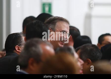 Nicht exklusiv: Wirtschaftsministerium Marcelo Ebrard nimmt an der Vereidigungszeremonie von Clara Brugada Molina als Regierungschef von Mexiko-Stadt auf der Con Teil Stockfoto