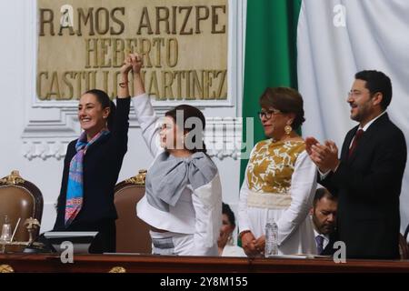 Nicht exklusiv: Die erste mexikanische Präsidentin Claudia Sheinbaum Pardo hebt die Hand der ankommenden mexikanischen Regierungschefin Clara Brugada Molina Stockfoto