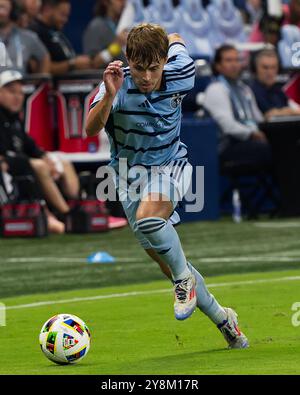 Kansas City, Kansas, USA. Oktober 2024. Der Sporting KC Mittelfeldspieler JAKE DAVIS #17 führt die Offensive während der ersten Spielhälfte im Children's Mercy Park in Kansas City, KS, am 5. Oktober 2024 an. (Kreditbild: © Serena S.Y. Hsu/ZUMA Press Wire) NUR REDAKTIONELLE VERWENDUNG! Nicht für kommerzielle ZWECKE! Quelle: ZUMA Press, Inc./Alamy Live News Stockfoto