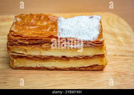 Mille Feuille Kuchenschichten Creme napoleon Dessert süßes Stück. Stockfoto