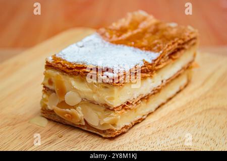 Mille Feuille Kuchenschichten Creme napoleon Dessert süßes Stück. Stockfoto