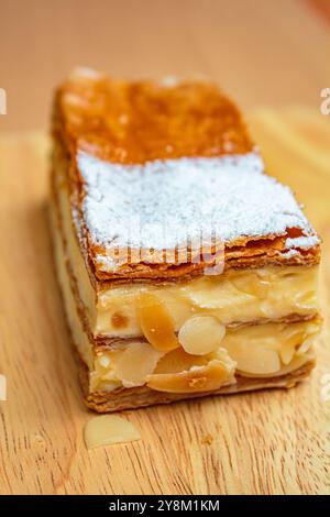 Mille Feuille Kuchenschichten Creme napoleon Dessert süßes Stück. Stockfoto