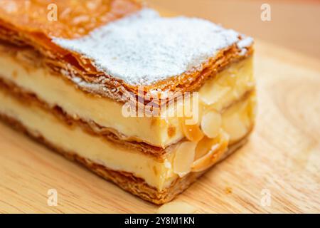 Mille Feuille Kuchenschichten Creme napoleon Dessert süßes Stück. Stockfoto