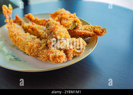 Frittierter Skelinfisch (Shishamo), thailändischer gebratener Fisch mit Eiern. Stockfoto