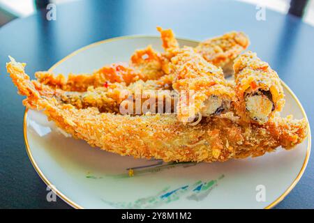 Frittierter Skelinfisch (Shishamo), thailändischer gebratener Fisch mit Eiern. Stockfoto