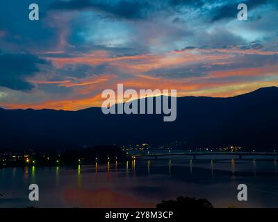 Blick auf den See Kawaguchi in Fujikawaguchiko in der Präfektur Yamanashi in der Nähe des Fuji, Japan Stockfoto